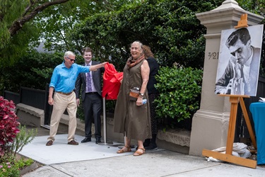 Peter Dadswell, Cr Sean Carmichael and Penelope Zylstra (nominator) unveil the plaque.